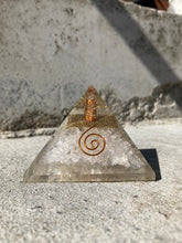 Indlæs billede til gallerivisning Pyramide I Resin Med Bjergkrystal