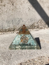 Indlæs billede til gallerivisning Pyramide I Resin Med Amazonit