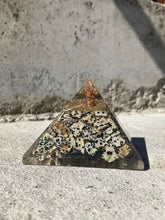 Indlæs billede til gallerivisning Pyramide I Resin Med Dalmatiner Jaspis