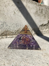 Indlæs billede til gallerivisning Pyramide I Resin Med Ametyst