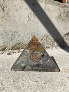 Pyramide I Resin Med Fluorit