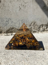 Indlæs billede til gallerivisning Pyramide I Resin Med Tigerøje