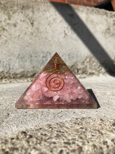 Indlæs billede til gallerivisning Pyramide I Resin Med Rosakvarts