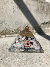 Indlæs billede til gallerivisning Pyramide I Resin Med Månesten