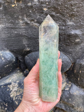Load image into Gallery viewer, 💚 Grøn Fluorit Tårn | 640 g | 19,2 cm | Naturlig Fluorit Krystal