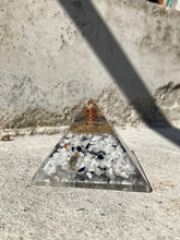 Indlæs billede til gallerivisning Pyramide I Resin Med Månesten