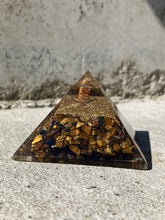 Indlæs billede til gallerivisning Pyramide I Resin Med Tigerøje