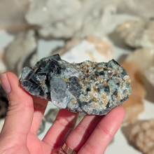 Indlæs billede til gallerivisning Colorshift fluorit med kvarts