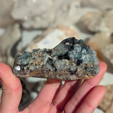 Indlæs billede til gallerivisning Colorshift fluorit med kvarts