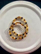 Indlæs billede til gallerivisning Multifarvet rav armbånd med 6 mm perler