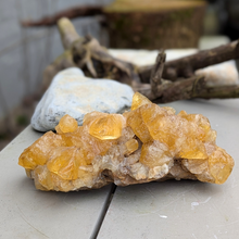 Indlæs billede til gallerivisning Gul hundetandscalcit