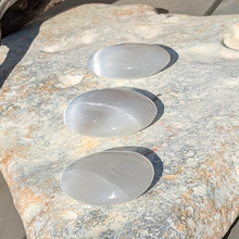 Load image into Gallery viewer, Selenit palmstones