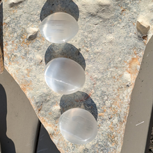 Load image into Gallery viewer, Selenit palmstones