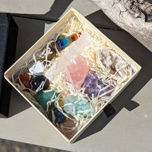 Indlæs billede til gallerivisning Krystal sæt i æske med pendul i chakra farver