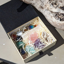 Indlæs billede til gallerivisning Krystal sæt i æske med pendul i chakra farver