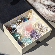 Indlæs billede til gallerivisning Krystal sæt i æske med pendul i chakra farver