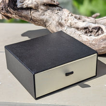 Indlæs billede til gallerivisning Krystal sæt i æske med pendul i howlit markaba