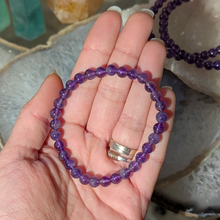 Indlæs billede til gallerivisning Armbånd i ametyst med 6mm perler