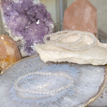 Load image into Gallery viewer, Armbånd i bjergkrystal med 4mm perler