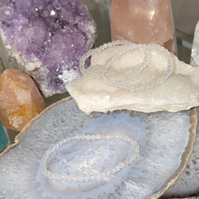 Load image into Gallery viewer, Armbånd i bjergkrystal med 4mm perler