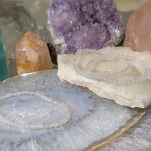 Load image into Gallery viewer, Armbånd i bjergkrystal med 4mm perler