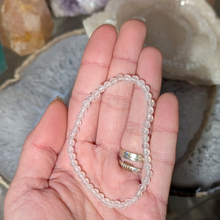 Load image into Gallery viewer, Armbånd i bjergkrystal med 4mm perler