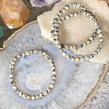 Load image into Gallery viewer, Armbånd i dalmatiner jaspis med 6mm perler