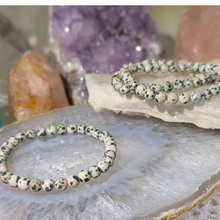 Load image into Gallery viewer, Armbånd i dalmatiner jaspis med 6mm perler