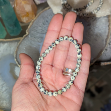 Load image into Gallery viewer, Armbånd i dalmatiner jaspis med 6mm perler