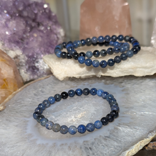 Indlæs billede til gallerivisning Armbånd i dumortierit med 6mm perler