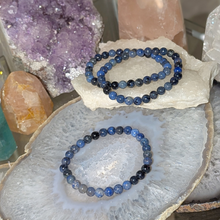 Indlæs billede til gallerivisning Armbånd i dumortierit med 6mm perler