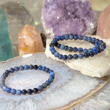 Indlæs billede til gallerivisning Armbånd i dumortierit med 6mm perler