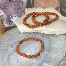 Indlæs billede til gallerivisning Børne armbånd i guldsten med 6mm perler