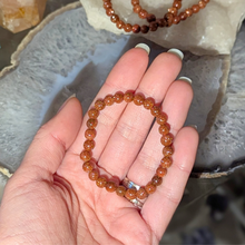 Indlæs billede til gallerivisning Børne armbånd i guldsten med 6mm perler