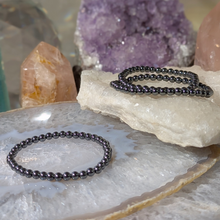 Indlæs billede til gallerivisning Børne armbånd i hematit med 4mm perler