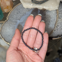 Indlæs billede til gallerivisning Børne armbånd i hematit med 4mm perler