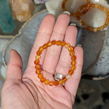 Indlæs billede til gallerivisning Børne armbånd i karneol med 6mm perler