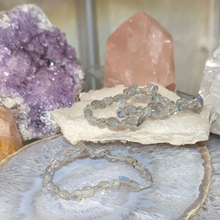 Indlæs billede til gallerivisning Armbånd i labradorit med freeform perler