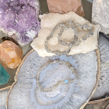 Indlæs billede til gallerivisning Armbånd i labradorit med freeform perler