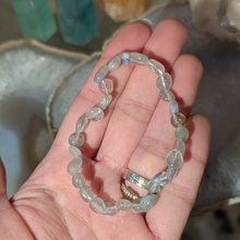 Indlæs billede til gallerivisning Armbånd i labradorit med freeform perler