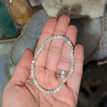 Indlæs billede til gallerivisning Armbånd i morganit med 4mm perler