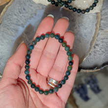 Indlæs billede til gallerivisning Armbånd i mosagat med 6mm perler