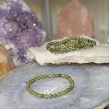 Indlæs billede til gallerivisning Børne armbånd i serpentin med 4mm perler