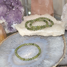 Indlæs billede til gallerivisning Børne armbånd i serpentin med 4mm perler