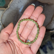 Indlæs billede til gallerivisning Børne armbånd i serpentin med 4mm perler