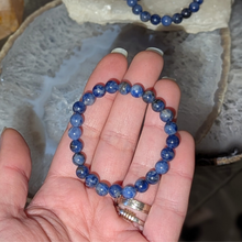 Load image into Gallery viewer, Børne armbånd i sodalit med 6mm perler