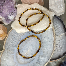 Indlæs billede til gallerivisning Armbånd i tigerøje med 4mm perler