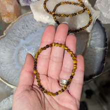 Indlæs billede til gallerivisning Armbånd i tigerøje med 4mm perler