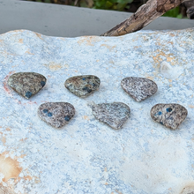 Indlæs billede til gallerivisning Azurit i granat hjerter