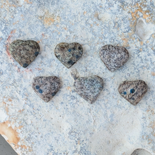 Indlæs billede til gallerivisning Azurit i granat hjerter